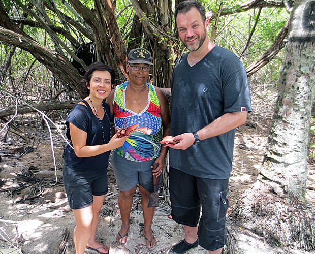 Maria do Mangue leva Jimmy e Nadia para uma pescaria de caranguejo (Foto: Arquivo Pessoal)