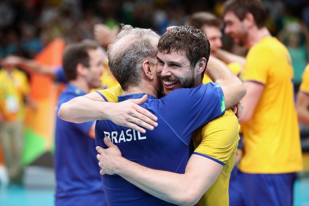 Bernardinho e Bruninho comemoram a conquista do ouro (Foto: Mark Kolbe/GettyImages)