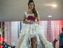 Estilista cria vestidos de festa de até R$ 2 mil com papel higiênico e PETs
