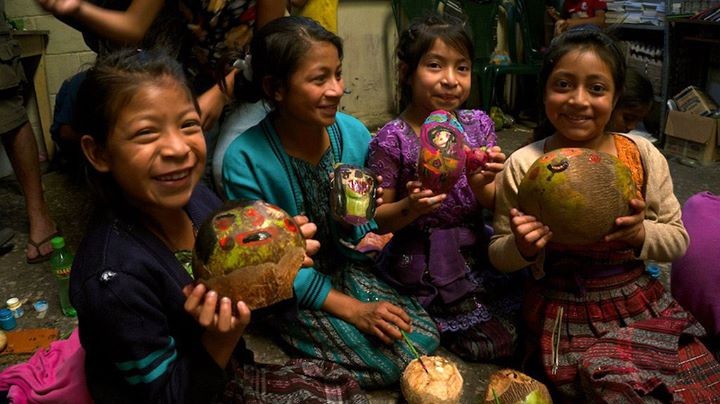 Meninas da Guatemala pintam cascas de frutas (Foto: Yamila Irigoyen/Pequeños Grandes Mundos/Divulgação)