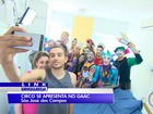 Artistas de circo visitam hospital de crianças com câncer em São José