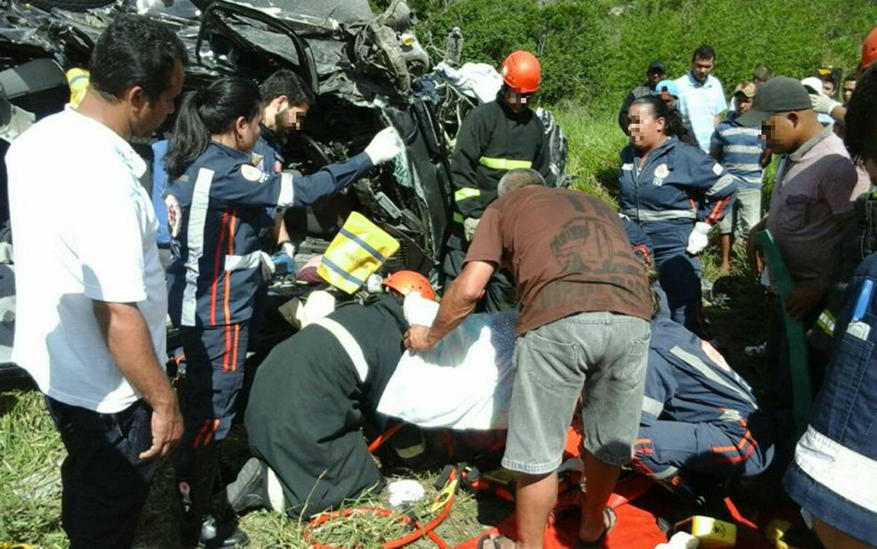 Motorista ficou preso nas ferragens após acidente com caminhão na Bahia (Foto: Divulgação/Corpo de Bombeiros Militar)