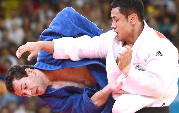 Tiago Camilo na luta de judô contra  Song Dae-Nam (Foto: AFP) Tiago Camilo na luta de judô contra  Song Dae-Nam (Foto: AFP)