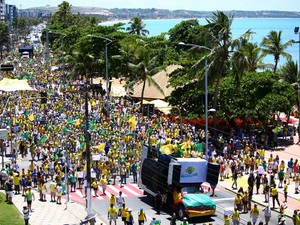 Manifestantes do Movimento Brasil Livre protestam na Orla da Ponta Verde (Foto: Jonathan Lins/G1)