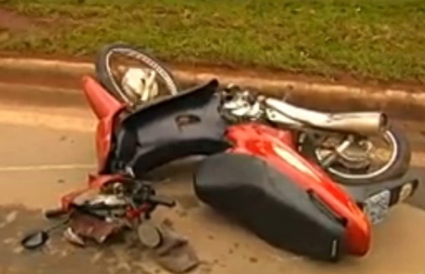 Motocilista foi atropelado após colidir contra caminhão em Goiânia (Foto: Reprodução/TV Anhanguera)