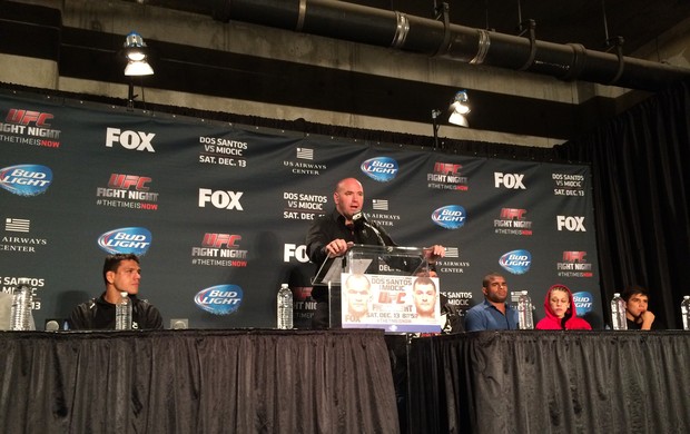 Dana White e Rafael dos Anjos na coletiva de imprensa (Foto: Ivan Raupp)