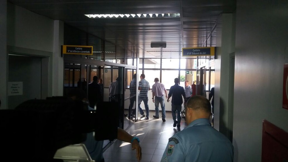 O policial rodoviário acompanhou os depoimentos e saiu escoltado (Foto: Gabriela Pavão/ G1 MS)