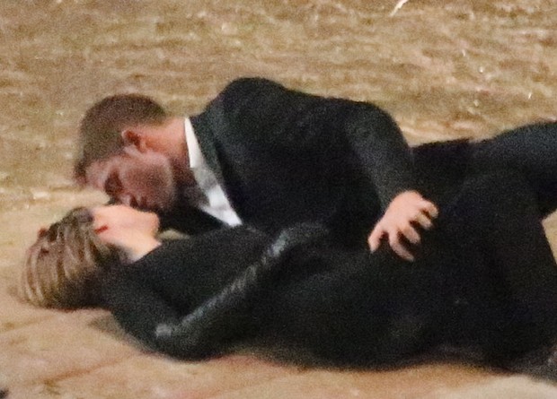 Robert Pattinson e Mia Wasikowska (Foto: Grosby)