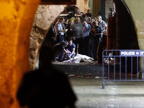 Forças de segurança israelenses fazem perícia em local do ataque na Cidade Velha de Jerusalem neste sábado (Foto: Ahmad Gharabli/AFP) Forças de segurança israelenses fazem perícia em local do ataque na Cidade Velha de Jerusalem neste sábado (Foto: Ahmad Gharabli/AFP)