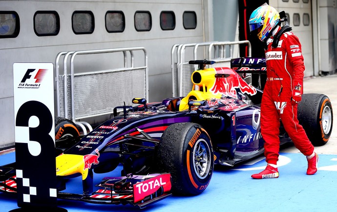 Alonso observa carro RBR final GP Malásia (Foto: Getty Images)