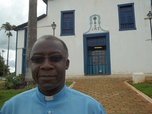 Monsenhor João César, pároco de Paracatu e primo de Barbosa (Foto: Cíntia Acayaba / G1)