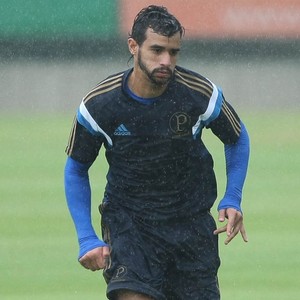 Cruzeiro aguarda Henrique em BH e espera regularizar atacante até quarta