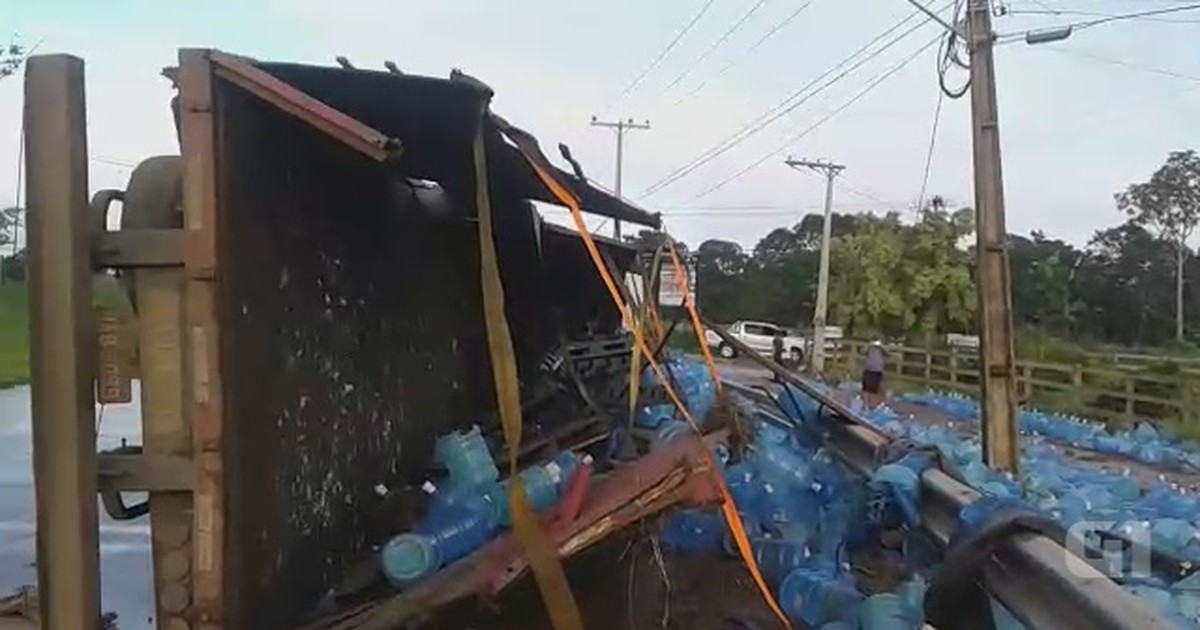 Caminhão carregado de água tomba em rodovia no Acre; veja vídeo - Globo.com