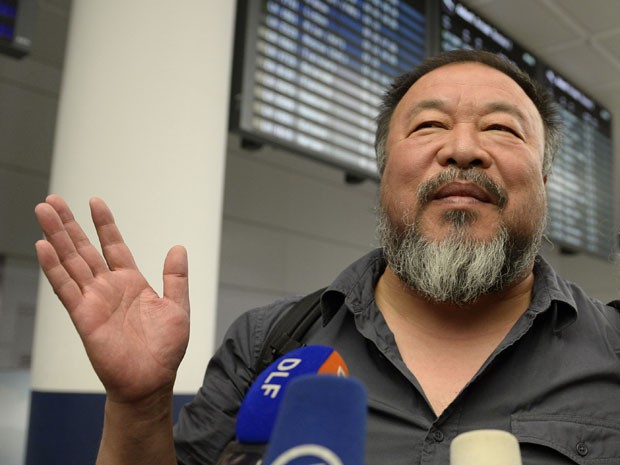 O artista chinês Ai Weiwei dá entrevista na saída de aeroporto em Munique, na Alemanha, após chegar da China, em 30 de julho de 2015 (Foto: Christof Stache/AFP) O artista chinês Ai Weiwei dá entrevista na saída de aeroporto em Munique, na Alemanha, após chegar da China, em 30 de julho de 2015 (Foto: Christof Stache/AFP)