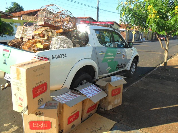 Aves e maços de cigarro foram apreendidos em patrulha da Polícia Militar Ambiental em Bebedouro (SP) (Foto: Divulgação/ Polícia Militar Ambiental)