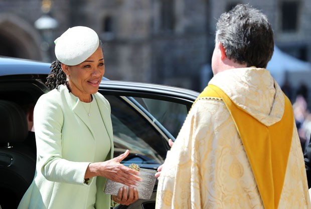 WINDSOR, UNITED KINGDOM - MAY 19: Doria Ragland arrives at St George's Chapel at Windsor Castle before the wedding of Prince Harry to Meghan Markle on May 19, 2018 in Windsor, England. (Photo by Gareth Fuller - WPA Pool/Getty Images) (Foto: Getty Images) WINDSOR, UNITED KINGDOM - MAY 19: Doria Ragland arrives at St George's Chapel at Windsor Castle before the wedding of Prince Harry to Meghan Markle on May 19, 2018 in Windsor, England. (Photo by Gareth Fuller - WPA Pool/Getty Images) (Foto: Getty Images)