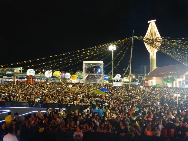 Pátio de Eventos Luiz Gonzaga ficou lotado com público de várias regiões (Foto: Jaqueline Almeida/ G1)
