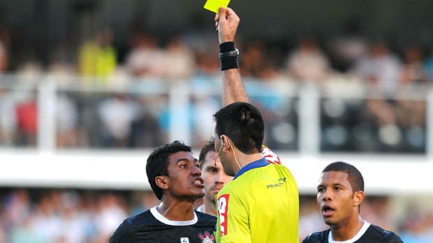 Paulinho reclama com o árbitro Flavio Guerra (Foto: Marcos Ribolli / Globoesporte.com)