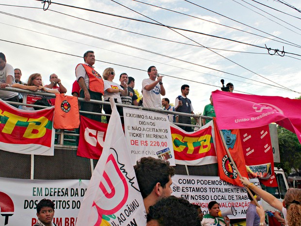 Representantes dos movimentos subiram ao trio elétrico para manifestar suas reivindicações (Foto: Tiago Melo/G1 AM)
