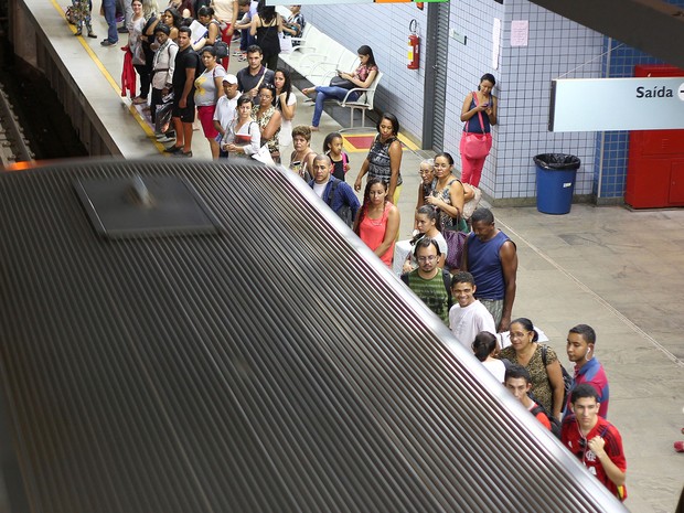 Passageiros aguardam para embarcar em trem do Metrô no Distrito Federal (Foto: Andre Borges/Agência Brasília)