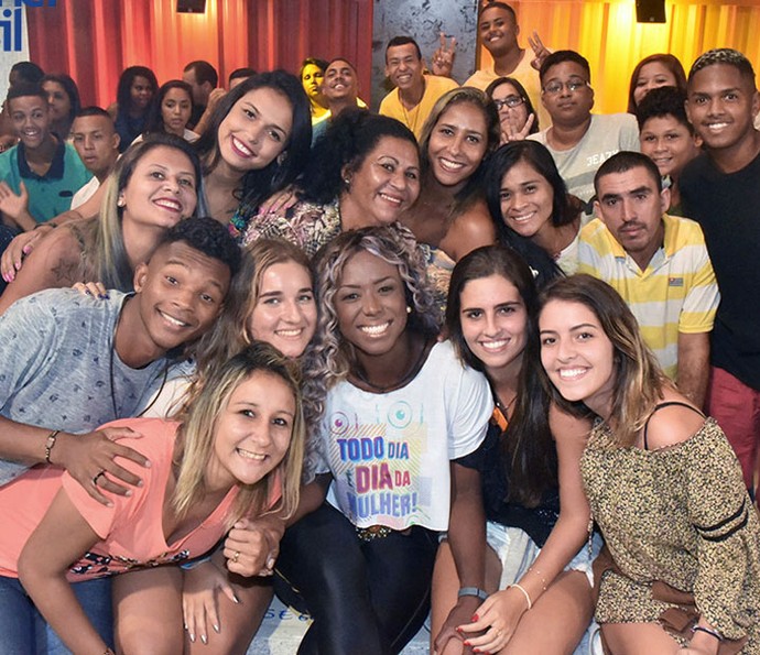 Adélia na sua Eliminação do BBB16 com fãs (Foto:  Leonardo Simplício/TV Globo)