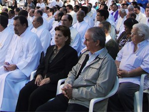 Vera Lúcia Rocha (ao centro), participa da cerimônia de sepultamento do irmão, Dom Joviano, acebispo de Ribeirão Preto (Foto: Adriano Oliveira/G1)