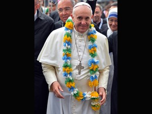 25/7 - Papa Francisco ganhou de uma freira o colar com as cores da bandeira do Brasil. (Foto: Luca Zennaro/AFP)