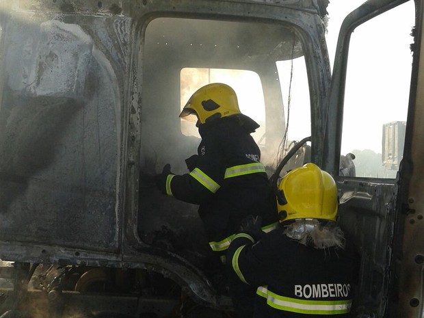 Bombeiros combateram incêndio em caminhão (Foto: Bombeiros/Divulgação)