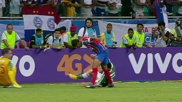 Belletti vê pênalti não marcado a  favor do Bahia contra o Palmeiras