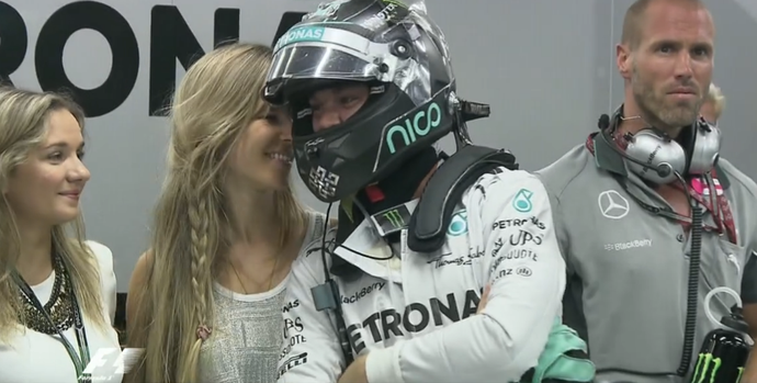 Nico Rosberg recebe carinho da esposa Vivan Sibold após abandono em Cingapura (Foto: Reprodução)