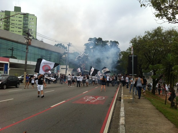 Grupo interdita avenida na Zona Norte para celebrar título na Avenida Paulista (Foto: Nathalia Duarte/G1)