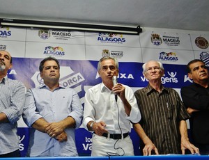 Roberto Mendes discursa durante sua aclamação como presidente do CSA (Foto: Henrique Pereira/ GloboEsporte.com)