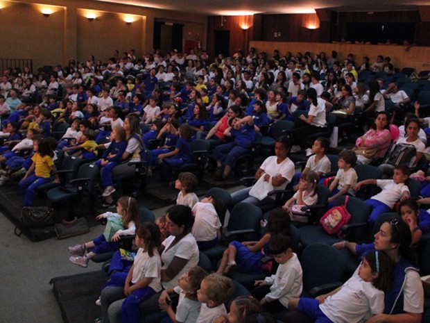 Crianças lotaram o teatro para ouvir a literatura de cordel (Foto: Jéssica Balbino / G1)
