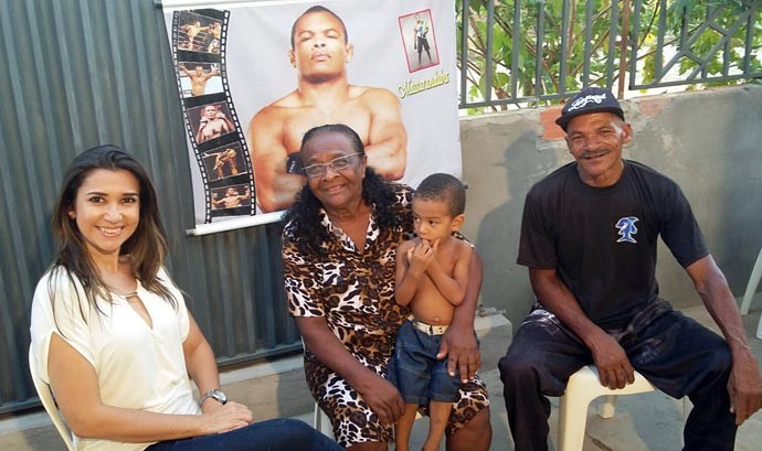 Simone Castro conversa com os pais do lutador de MMA Massaranduba (Foto: Gshow/Rede Clube)