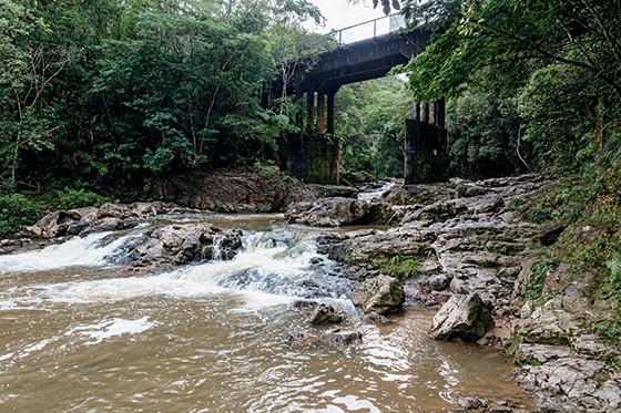 A 5 quilômetros da praça principal do bairro, o Rio Capivari alimenta uma minicachoeira. A gestão da área é da Selva SP (Foto: Gui Christ)