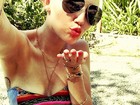 De barriga de fora, Miley Cyrus mostra boa forma em foto