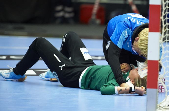 Goleira Sandra Toft, da Dinamarca, teve concussão; arqueiras sofreram com boladas na cara (Foto: Getty Images)
