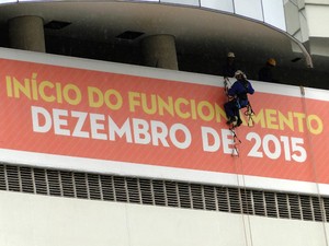 Placa anuncia inaguração do hospital do Barreiro, ainda em obras (Foto: Pedro Ângelo/G1)