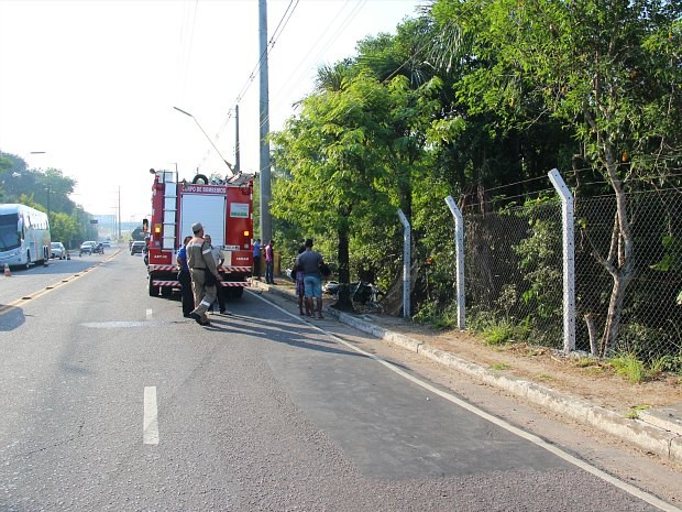 Local onde ocorreu acidente fica entre Avenida Torquato Tapajós e aeroporto internacional (Foto: Adneison Severiano/G1 AM)