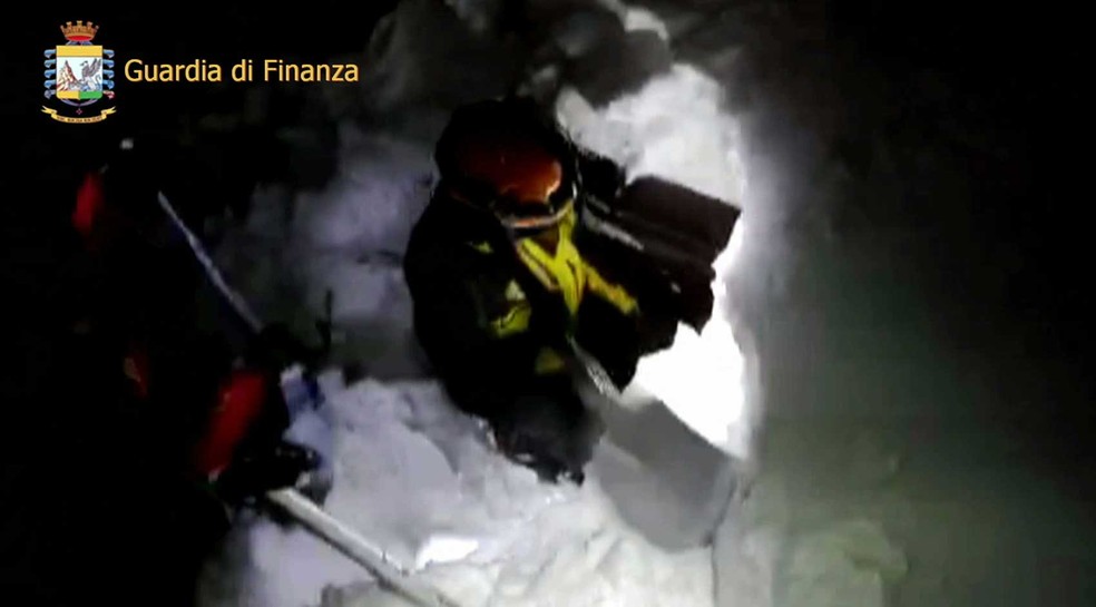Equipes de resgate enfrentam neve na tentativa de encontrar sobreviventes em hotel na região de Abruzzo, no centro da Itália (Foto: Italian Firefighters via AP)