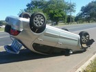 Carro causa engavetamento e capota na Epia Norte, em Brasília 