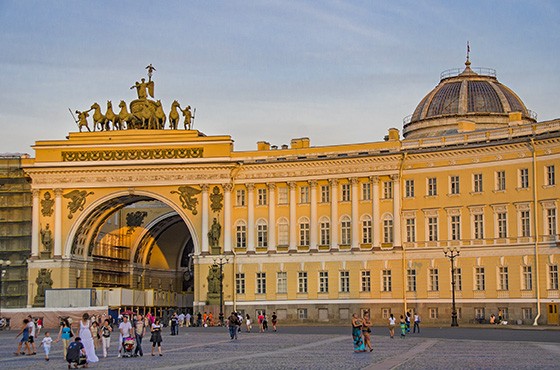 Em frente ao Palácio de Inverno, hoje Museu Hermitage, encontra-se a Praça do Palácio, com mais de 5 hectares (Foto: © Haroldo Castro/ÉPOCA)