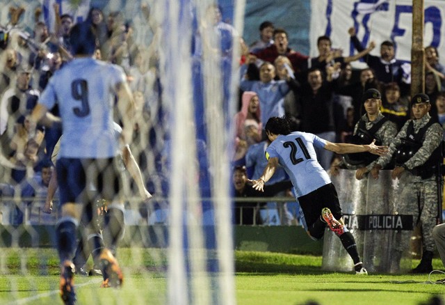 uruguay_peru_wcup_soc_amar2.jpg