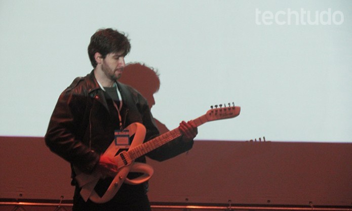 Guitarra impressa foi demonstrada ao vivo (Foto: Paulo Alves/TechTudo) Guitarra impressa foi demonstrada ao vivo (Foto: Paulo Alves/TechTudo)