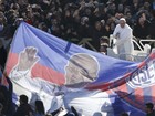 Bandeira do time de futebol do Papa aparece na festa da inauguração