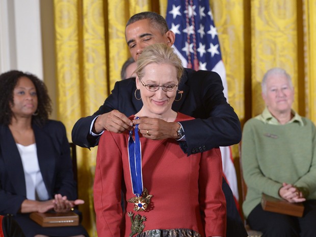 Obama entrega medalha da Liberdade a Meryl Streep na Casa Branca nesta segunda-feira (24) (Foto: AFP /Mandel NGAN)