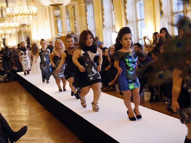 Modelos anãs participam do Dwarf Fashion Show, no Ministério da Cultura da França, nesta sexta-feira (2) (Foto: Jerome Delay/AP)