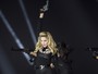 Madonna faz coreografia com 'armas' em show na Dinamarca; veja fotos