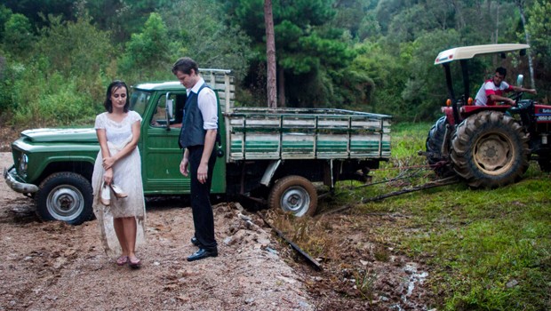 Chuva e barro colocaram os dois noivos do curta em apuros (Foto: Divulgação/RPC TV)