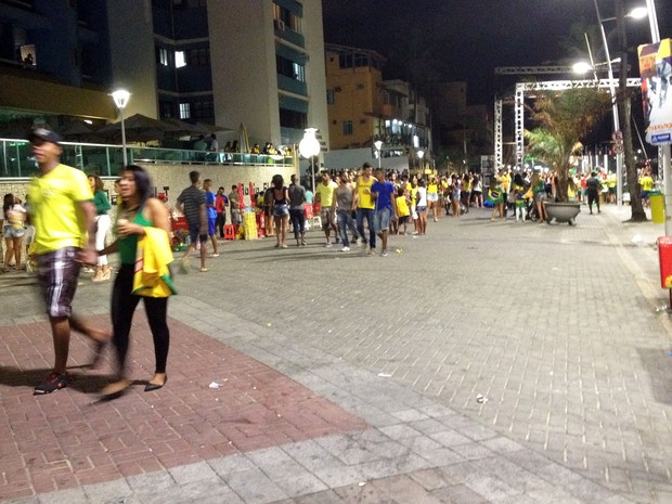 Público começou a deixar a Fan Fest antes mesmo do fim da partida (Foto: Maiana Belo/G1)